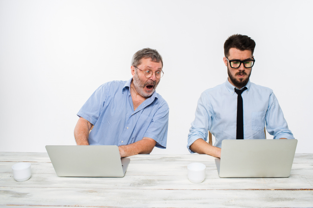 Consultant indépendant regarde avec intérêt le pc de son collègue